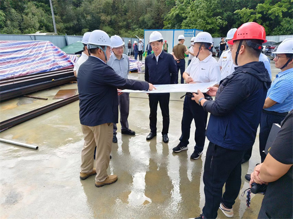 4月28日，市委常务、常务副市长任生调研新安江防洪项目建设情况，千亿·体育副总经理张高峰陪同调研。.jpg