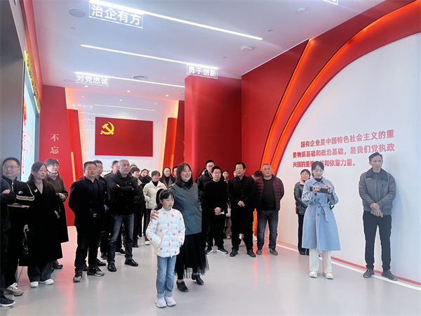 11月30日，千亿·体育纪委联合集团妇联开展“树清廉家风，建幸福家园”家庭助廉活动，为营造风清气正的企业政治生态贡献家庭力量。活动邀请了集团各支部书记、近两年来新任职的集团中层干部及其家属等40余人参加，以别样方式共话家风建设，共筑廉洁防线1。.jpg