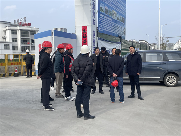 2月5日，县长王奇勇带队调研新徽商创业基地一期一标段项目春节后复工复产工作，千亿·体育总经理潘楷金陪同调研。.jpg