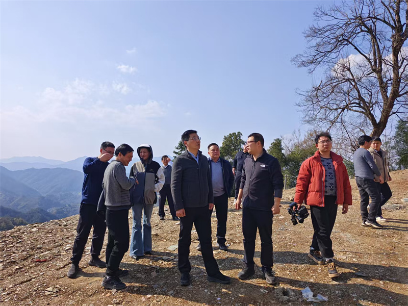 3月18日，县长王奇勇带队调研石潭景区项目，千亿·体育党委书记、董事长洪筱明陪同调研。.jpg