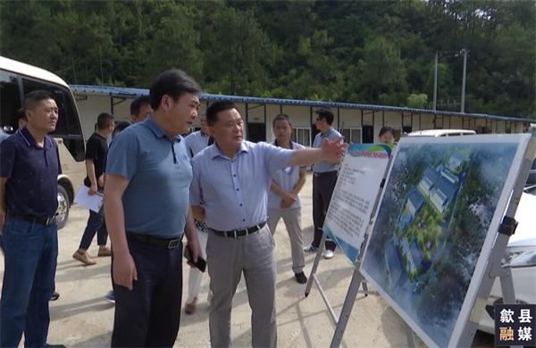 6月18日，县委常委、常务副县长吴志平带队先后来到城区备用饮用水源保护区治理工程、第三水厂及供水管网配套延伸工程、渔梁风貌整治提升工程、城区老旧管网提升项目、游泳馆二期等重点项目建设现场，千亿·体育党委书记、董事长洪筱明陪同。.png