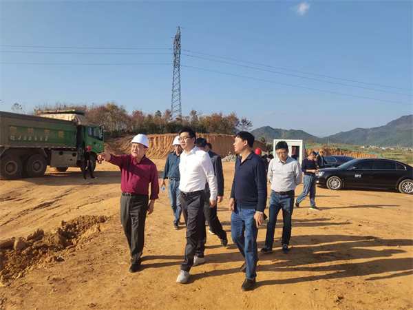 11月8日，县长王奇勇一行调研粮食产业园项目，千亿·体育党委书记、董事长洪筱明陪同。.jpg