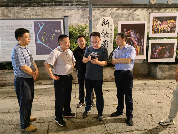 9月11日，汪凯书记夜间调研古城三期项目，对部分节点提升进行指导，千亿·体育党委书记、董事长洪筱明，副总经理张高峰陪同调研。.jpg